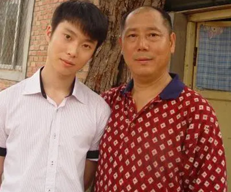 "李诚儒前妻"史依弘:嫁大18岁前夫离婚15年,两人却处成了兄妹