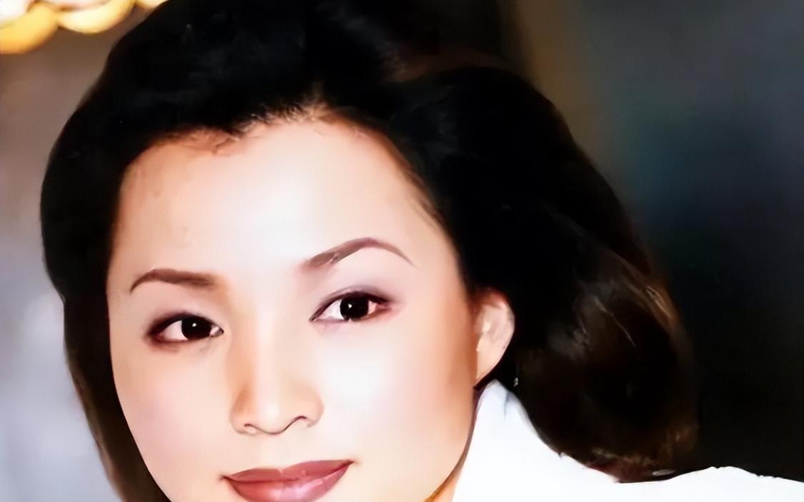 杨澜与董卿:两位主持人的人生精彩对比