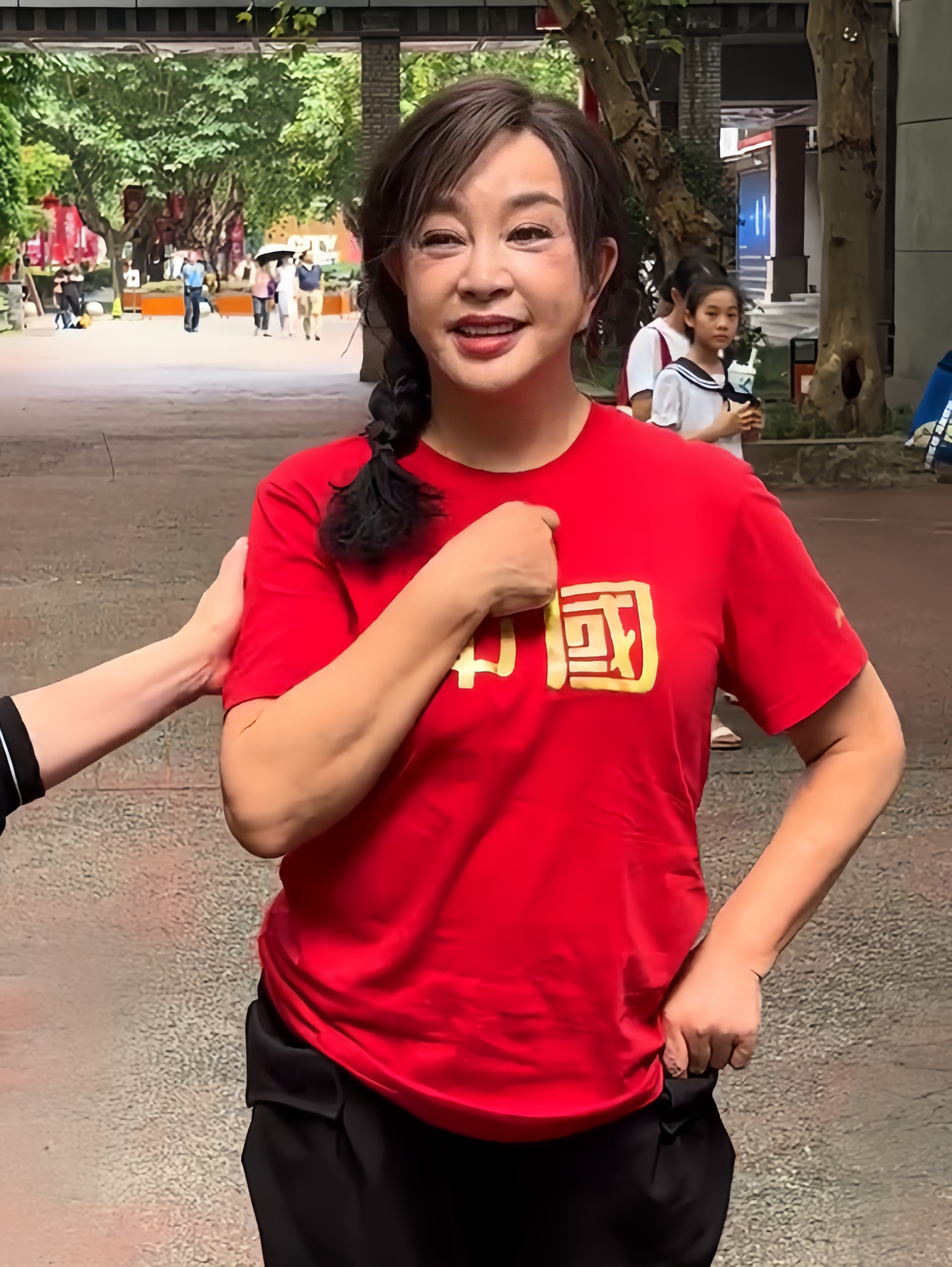 73岁刘晓庆参加百花奖耳垂变长拉皮明显网友发生了啥丫头?