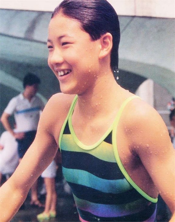 12岁成名,24岁嫁50岁富豪,5年生3子,奥运冠军伏明霞现在怎样了
