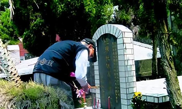 台湾杜月笙墓地:破败不堪,朝向上海,墓碑上方的八个字令人深思