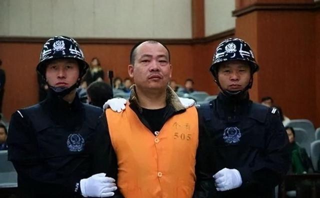 回顾一电工干翻黑老大团伙,1人对抗120多人,造成对方9死48伤?