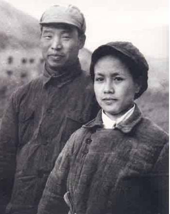 1949年,罗荣桓接前妻之女进京生活,林月琴大方送新皮袄给颜月娥