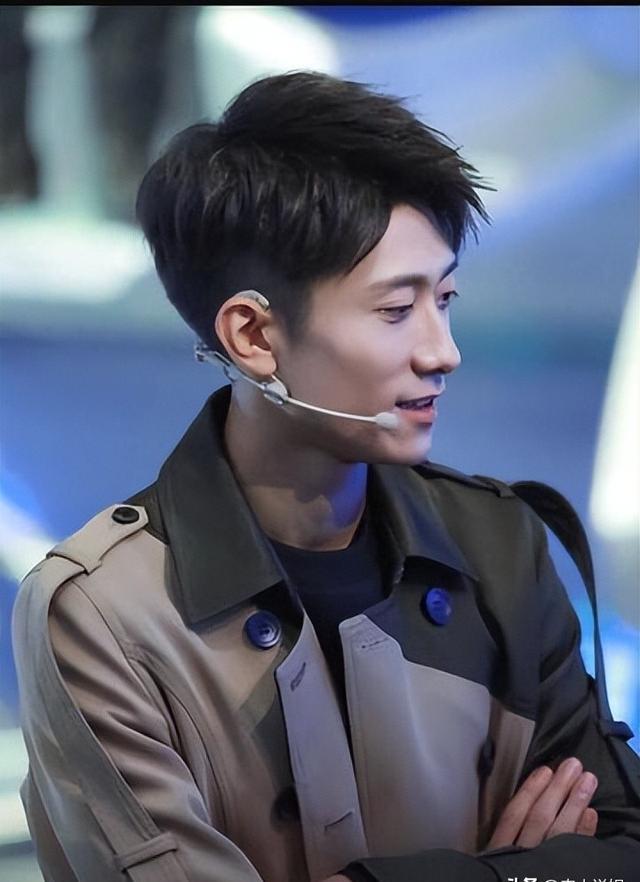 杨紫大学同学结婚,张一山担任伴郎,戴眼镜封印颜值不抢新郎风头