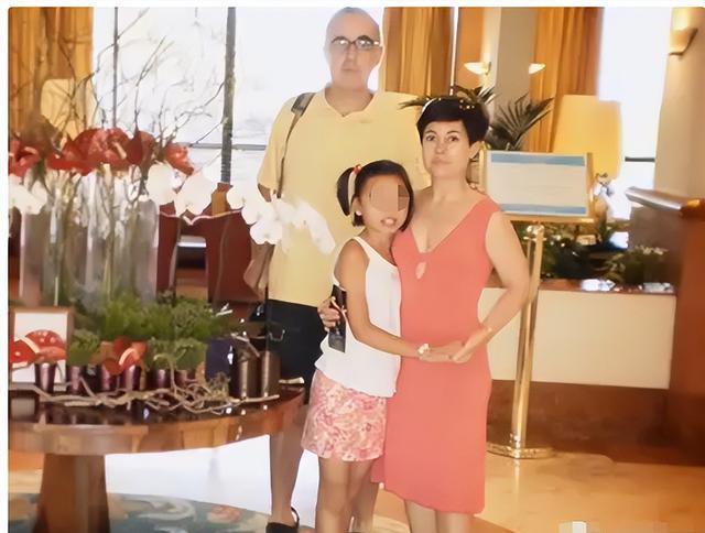 2013年,中国女孩被养父母杀害,生前被强灌镇静剂,拍大量不雅照