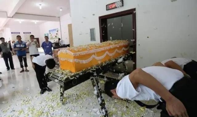 殡仪馆搬尸工:烧尸体铲骨灰一天1200,只敢干半天,过不去那道坎