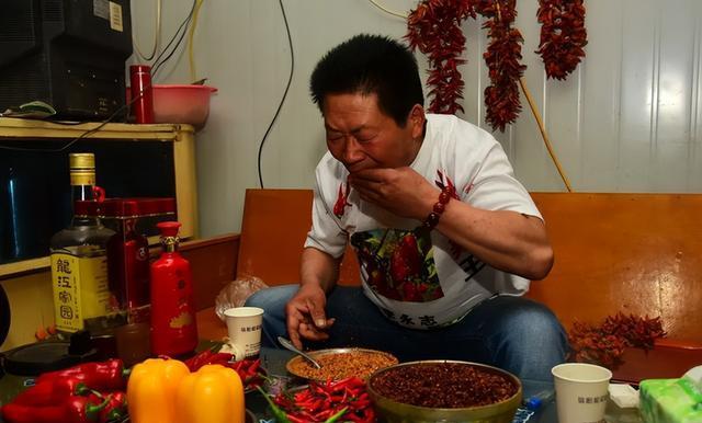 辣王李永志:每天5斤辣椒配白酒,破世界纪录,如今遭遇令人同情