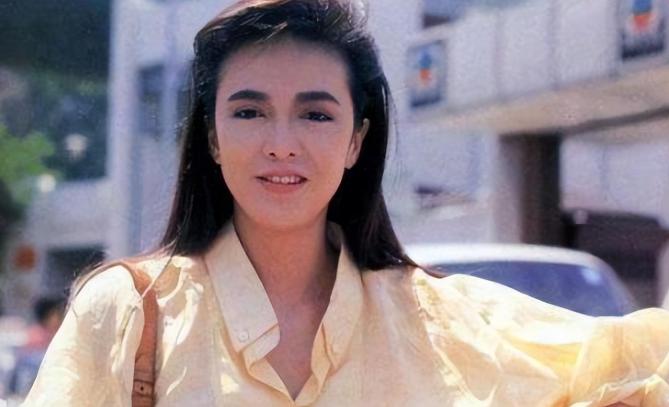 "郑裕玲昔日豪宅风波:揭示周润发真实言论!