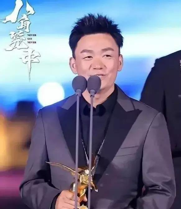 王宝强与女友一同现身甄子丹生日会,冯清身高178,气质迷人