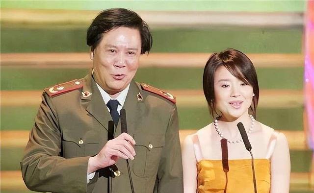 05年古月追悼会:挽联长达6米,女儿亲吻遗像,广州市民自发送行