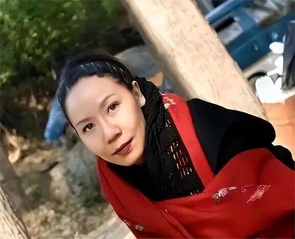 "女版黄渤"杨青:曾因颜值被迫退圈,却嫁国外富豪,身家上亿