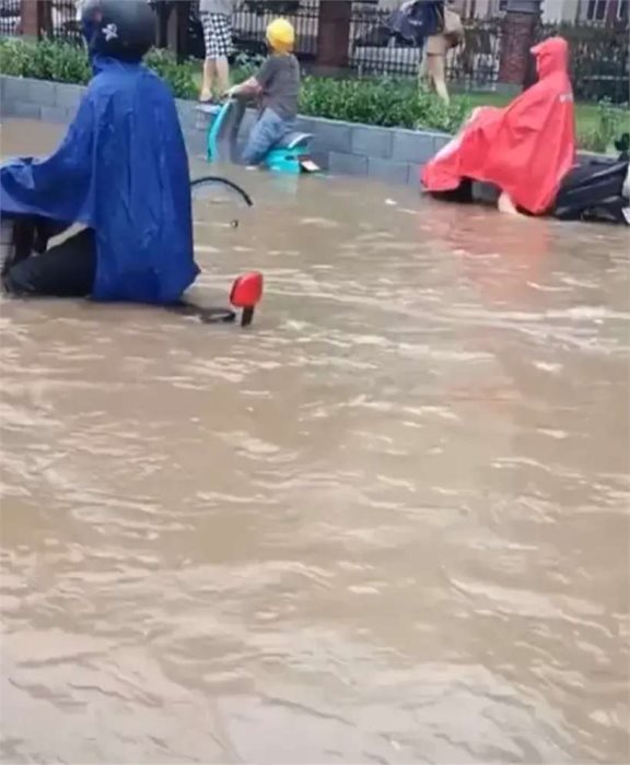 石家庄暴雨!像倒水,多路断交,低洼处吃饱,市民:不愧是国际庄