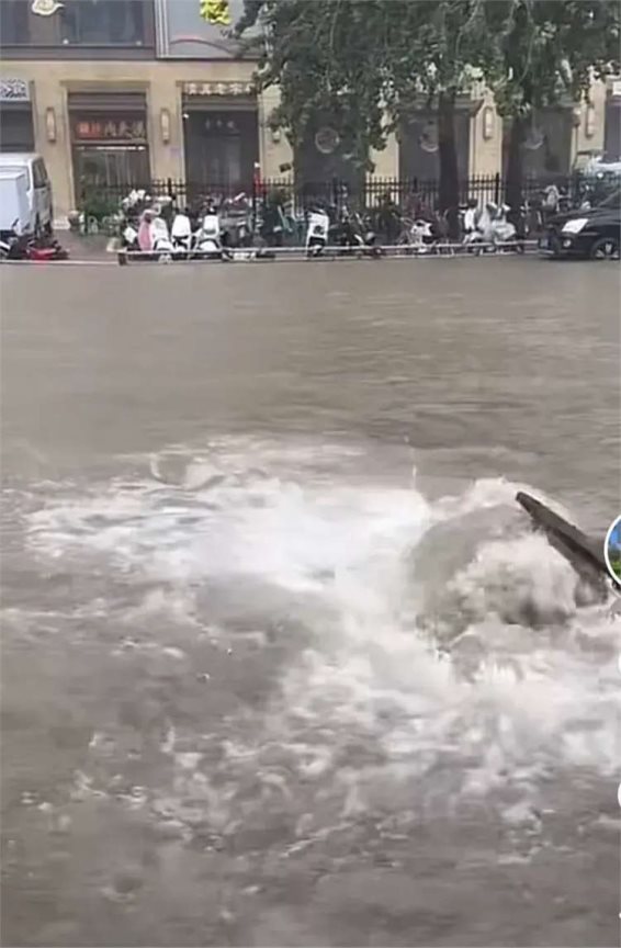 石家庄暴雨!像倒水,多路断交,低洼处吃饱,市民:不愧是国际庄