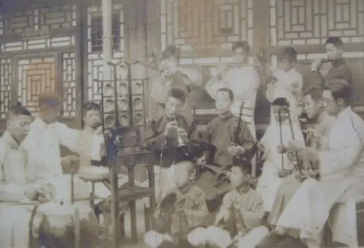 虚构:民国时期一戏班班主深夜遇害,凶器消失,师徒二人巧妙破案