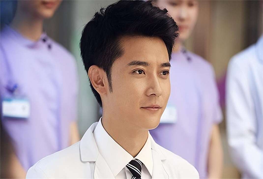 张丹峰女儿曝近照,10岁张晞彤挑染红头发做美甲,颜值赶超洪欣