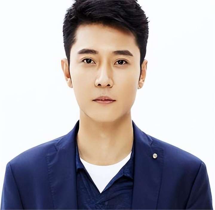 张丹峰女儿曝近照,10岁张晞彤挑染红发做美甲,颜值赶超洪欣