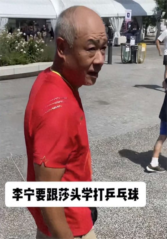 61岁体操王子李宁现状:独自提包现身奥运会,头发花白成了小老头