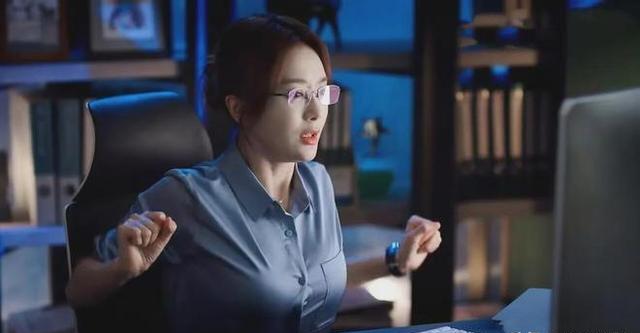 43岁秦岚白玉兰红毯挑战中空黑裙,"油王"黄晓明如今后悔了吗?