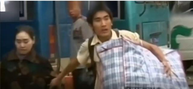 2008年,贵州小伙刘秀祥"千里背母上大学",14年过去,现状如何