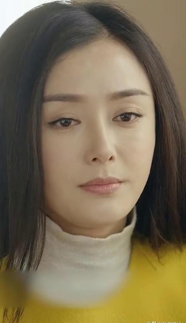 43岁秦岚白玉兰红毯挑战中空黑裙,"油王"黄晓明如今后悔了吗?