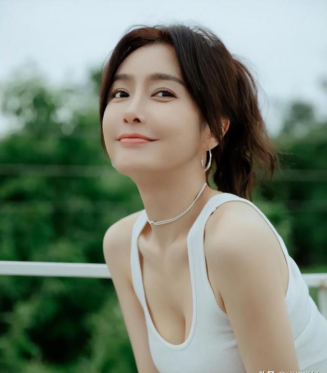 43岁秦岚白玉兰红毯挑战中空黑裙,"油王"黄晓明如今后悔了吗?