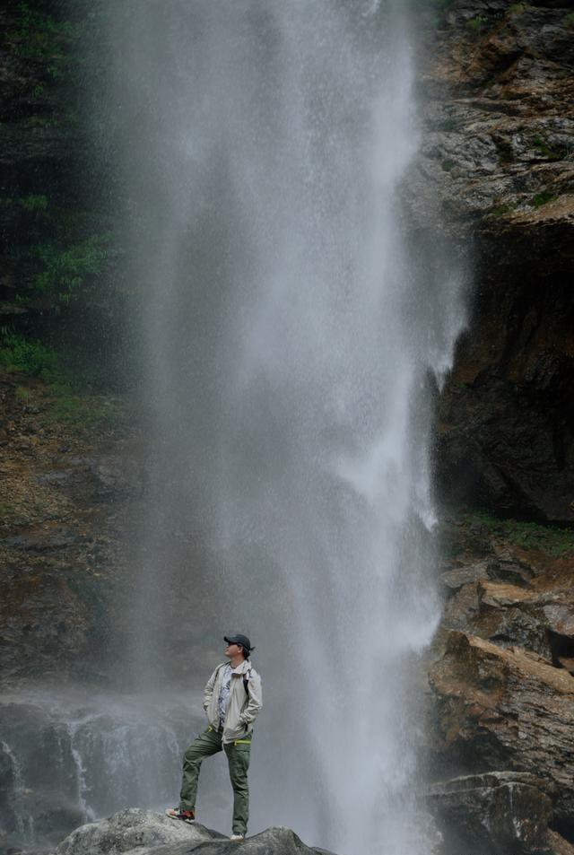 自驾西藏吉隆沟:绝美瀑布与历史遗迹交织的壮丽风光