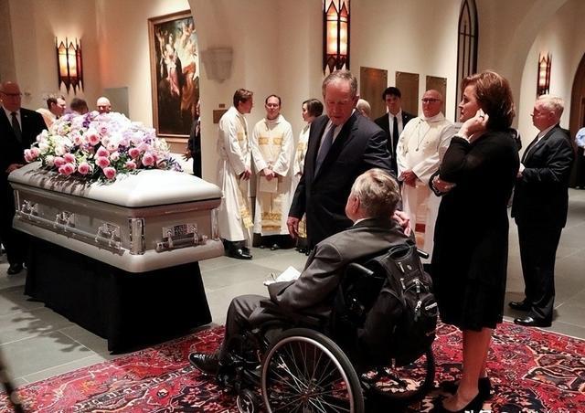 2018年,老布什相爱73年的妻子芭芭拉离世,葬礼上他哭得像个孩子