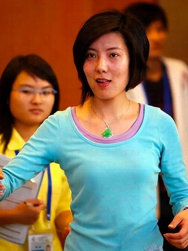杜丽被生父抛弃,与继父不合,跟小4岁庞伟成首对儿奥运冠军夫妇