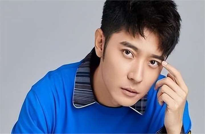 张丹峰女儿曝近照,10岁张晞彤挑染红发做美甲,颜值赶超洪欣