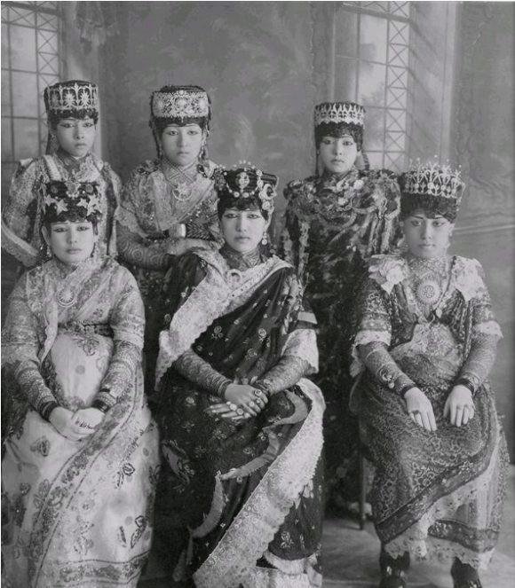 尼泊尔王后不育,国王娶女奴,封其子为新王,葬送国运108年