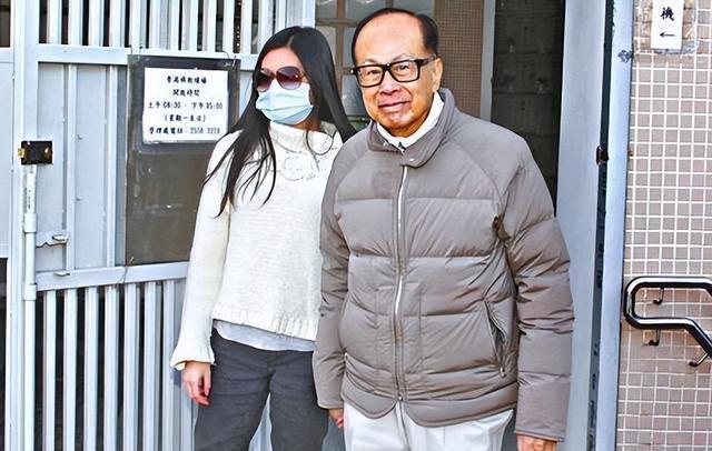 1989年李嘉诚花3000万,带18岁李嘉欣回家过夜,次日原配家中暴毙