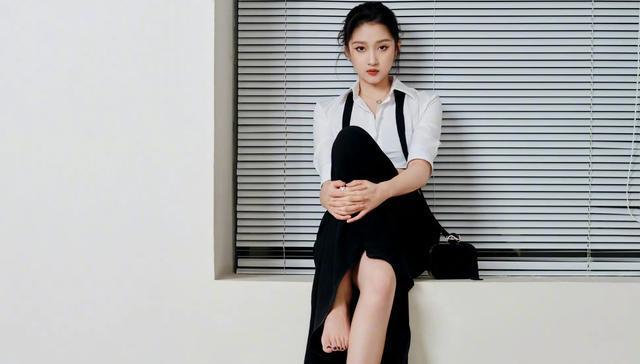 金鸡奖众女星斗艳,关晓彤细腰大长腿,倪妮妩媚动人,杨颖如少女