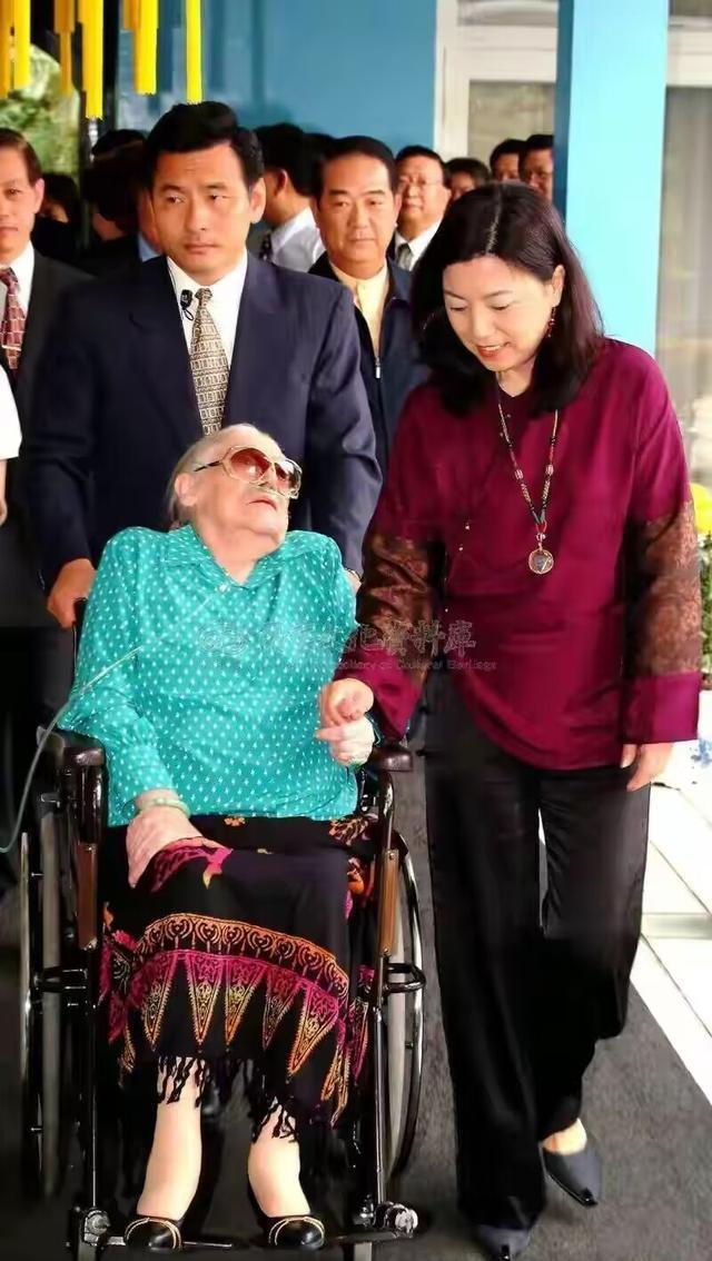 2004年,蒋经国妻子蒋方良最后一次公开露面,极为罕见!