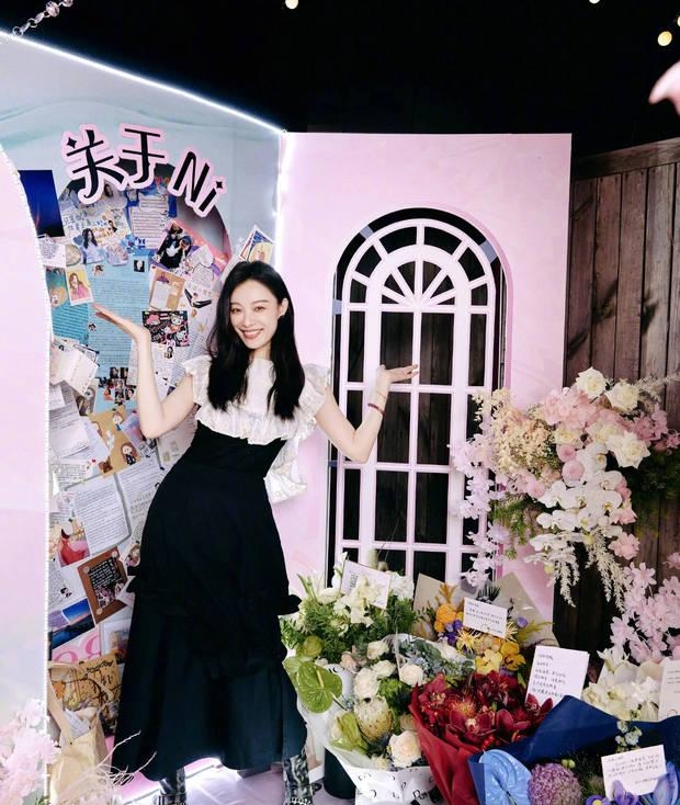倪妮36岁生日照曝光!素颜对镜比心 龙年花墙前笑靥如花