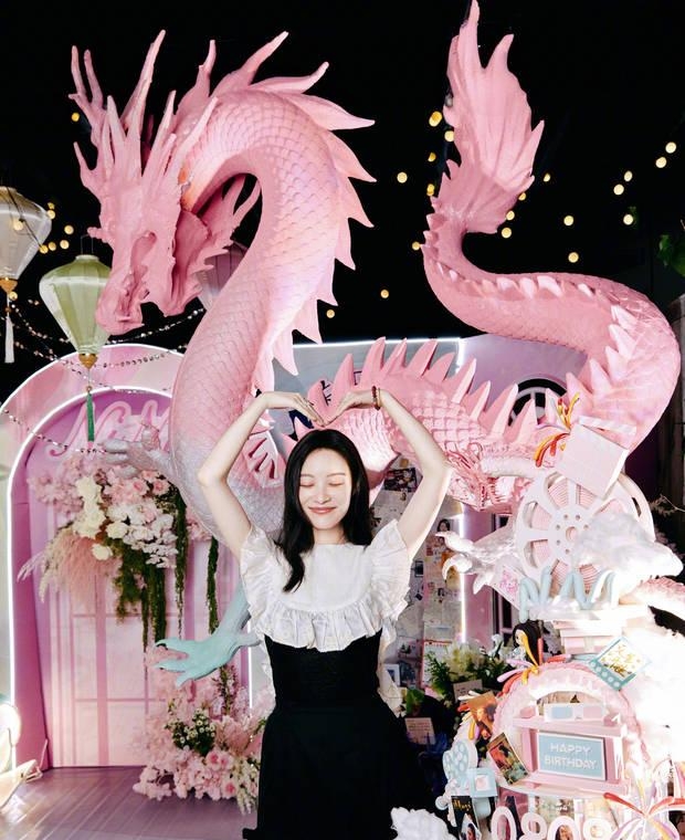 倪妮36岁生日照曝光!素颜对镜比心 龙年花墙前笑靥如花