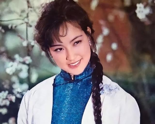 演员李秀明:22岁与刘晓庆齐名,38岁息影卖薯片,现在怎么样了?