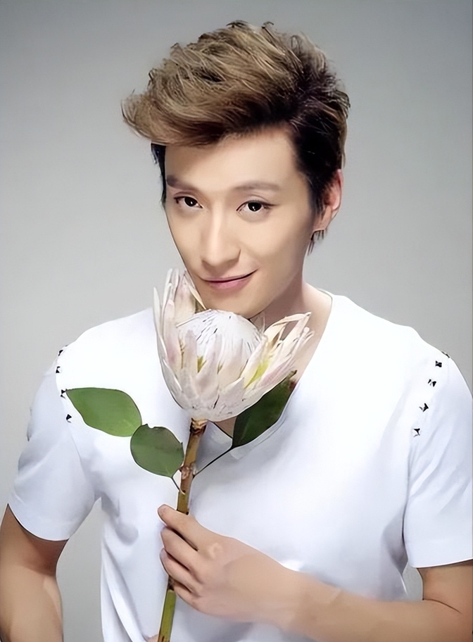 乔任梁出道 17 周年:妈妈墓地落泪,无尽思念令人心酸