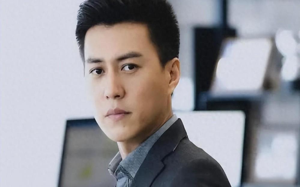 47岁靳东英国街头,白发啤酒肚现身,网友:老干部形象实锤