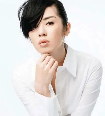 她曾把黄渤吻到害羞,前任是著名导演,如今身价40亿感情状况成谜