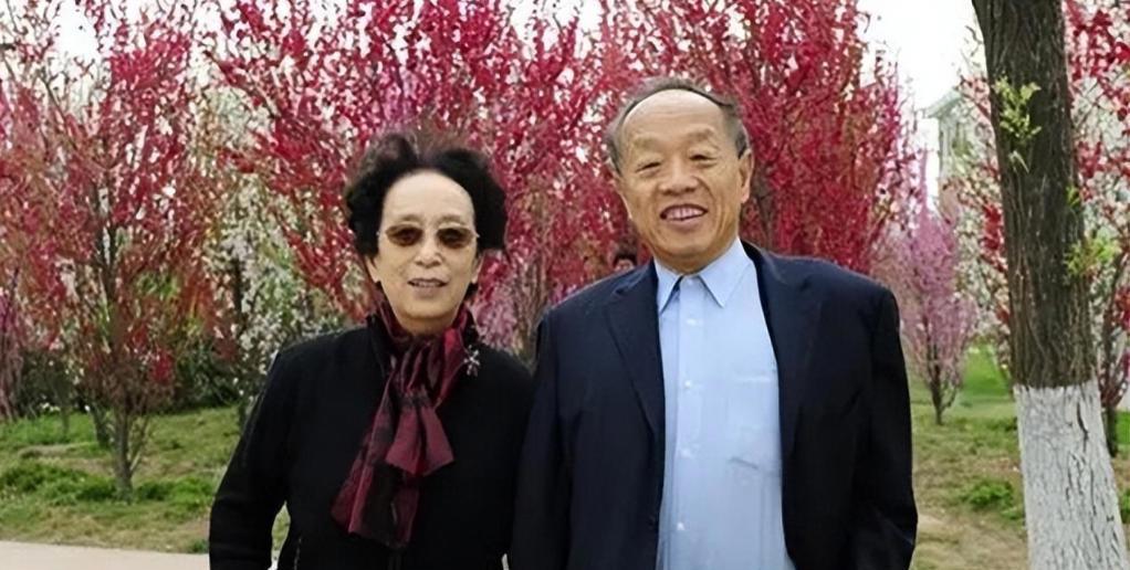 李肇星夫妇与阎维文亲密合影 温馨晚年时光揭秘