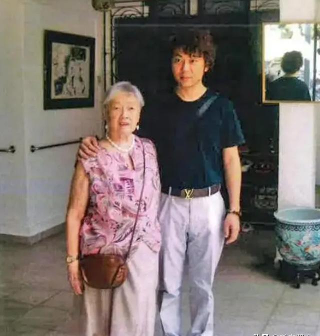 32岁导游接近79岁富婆,与妻子合谋骗2亿家产,其现状让人唏嘘