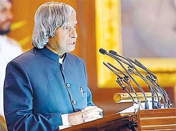 探讨印度总统卡拉姆成为科学家,激励学生与他本人童年之间的关系