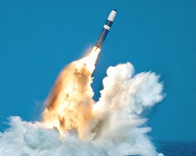 俄布拉瓦洲际导弹已服役,与"白杨"师出同门,发射方式独具一格