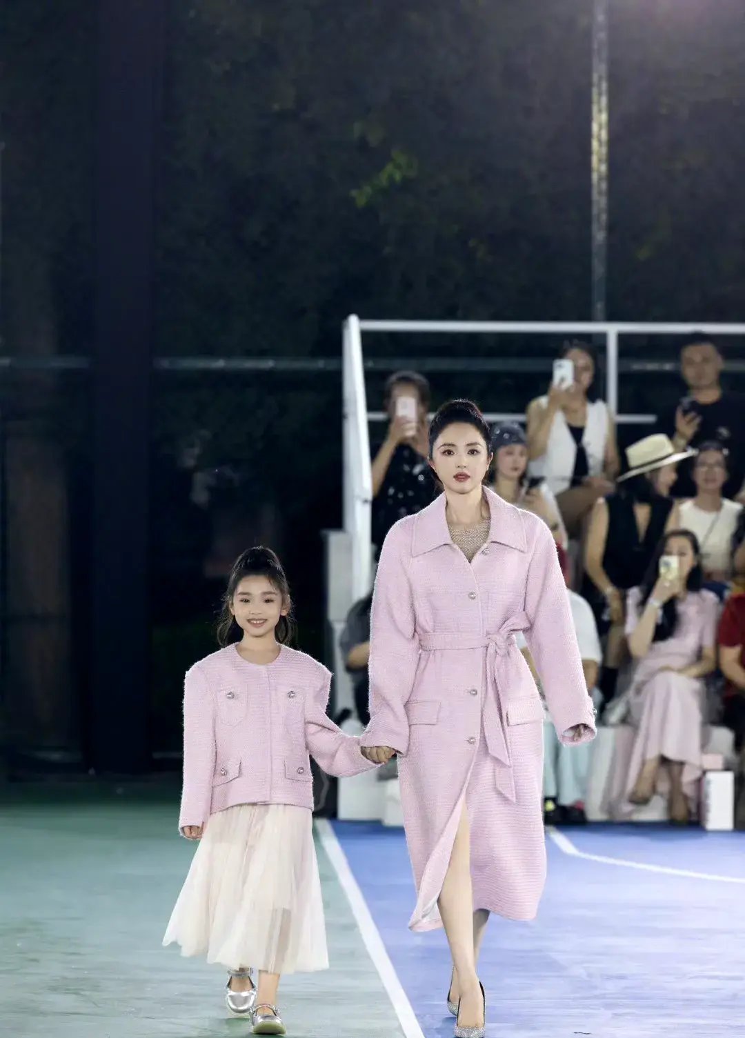 董璇高调出席t台亲子秀,四场秀穿3次粉,母女同台成全场焦点!