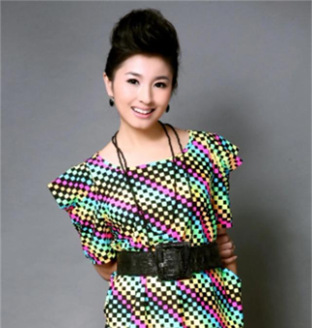 黑龙江电视台美女主持人翟毓红,酷似张泉灵,太漂亮了