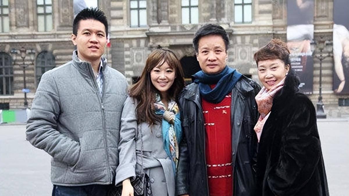 李肇星夫妇与阎维文亲密合影 温馨晚年时光揭秘