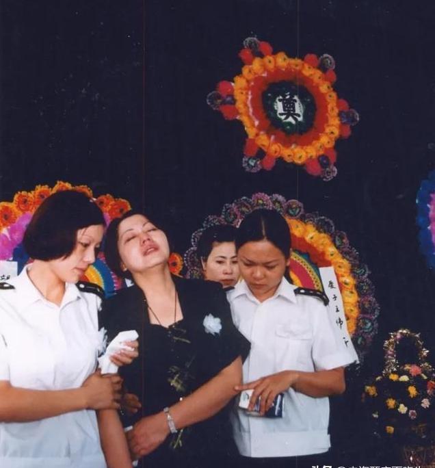 烈士王伟牺牲22年,妻子至今未改嫁,儿子继承遗志成海军军官!