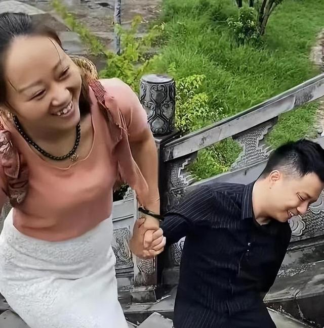 "连体夫妻"爆红后,无腿男抛弃断臂妻子,如今二人生活令人唏嘘