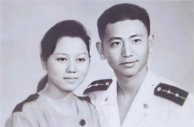 烈士王伟牺牲22年,妻子至今未改嫁,儿子继承遗志成海军军官!