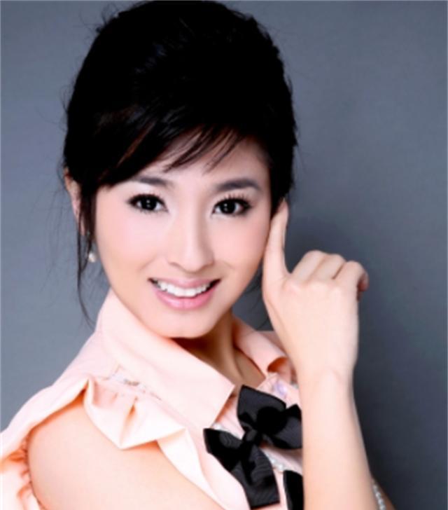 黑龙江电视台美女主持人翟毓红,酷似张泉灵,太漂亮了